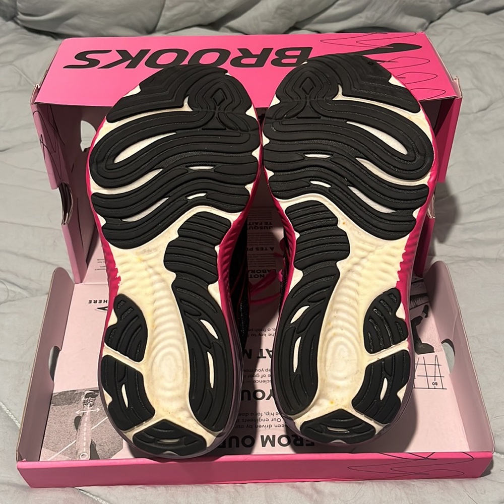 Brooks Glycerin 22 Women's Shoes - Black and Hot Pink - Picture 2 of 5
